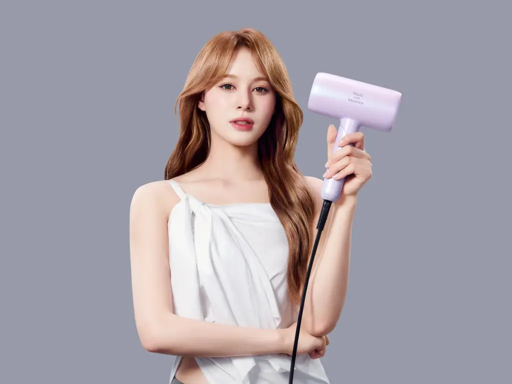 【初コラボ】NiziUと美容家電ブランドSALONIA　高機能プレミアムライン「スムースシャインシリーズ」のドライヤー＆ヘアアイロン限定カラー「プリズムパープル」が11月4日新発売 画像 4