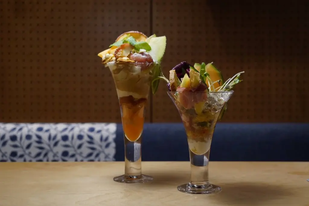 甘さと塩気を一度に味わう、秋限定「Wメロンパフェ体験セット」新登場！メロンとりんごのパフェ ✕ メロンデリパフェの特別価格セットを提供開始 画像 1