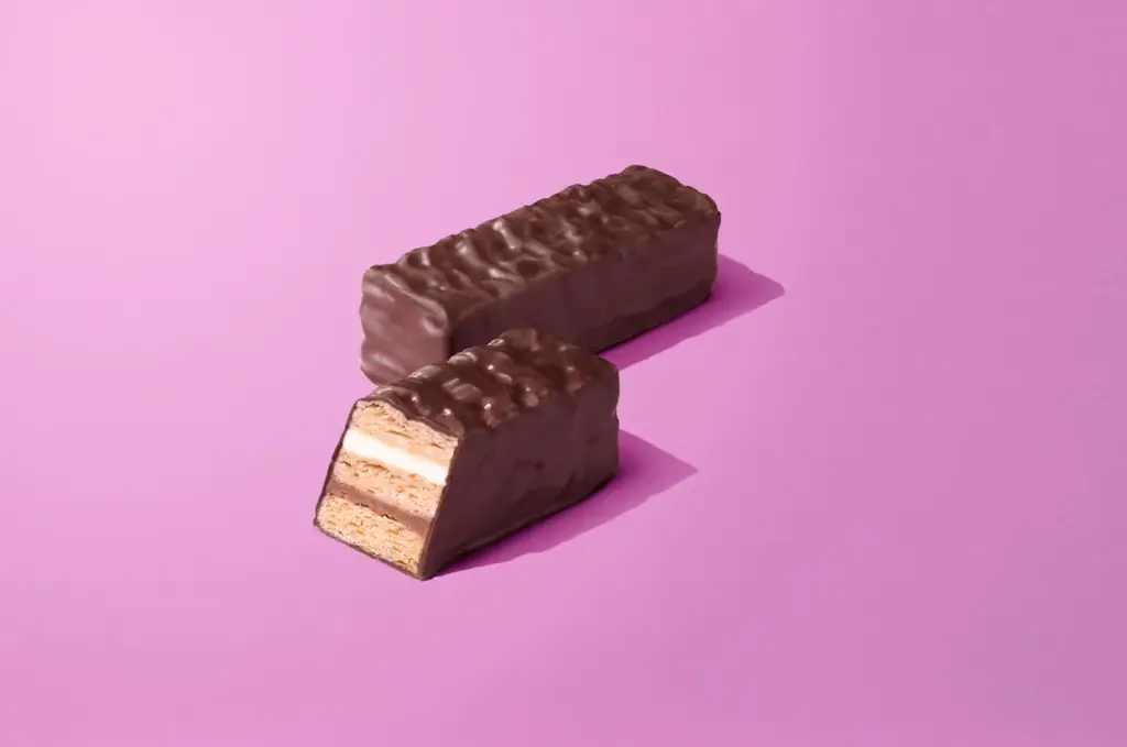 「ファミマがチョコだらけ！」人気チョコスイーツTOP3を発表　SNSで「濃厚で美味しい！」の声続出　全て手作業！？「濃厚ショコラドームケーキ」の製造工程を“チョコ”っと解禁！ 画像 11