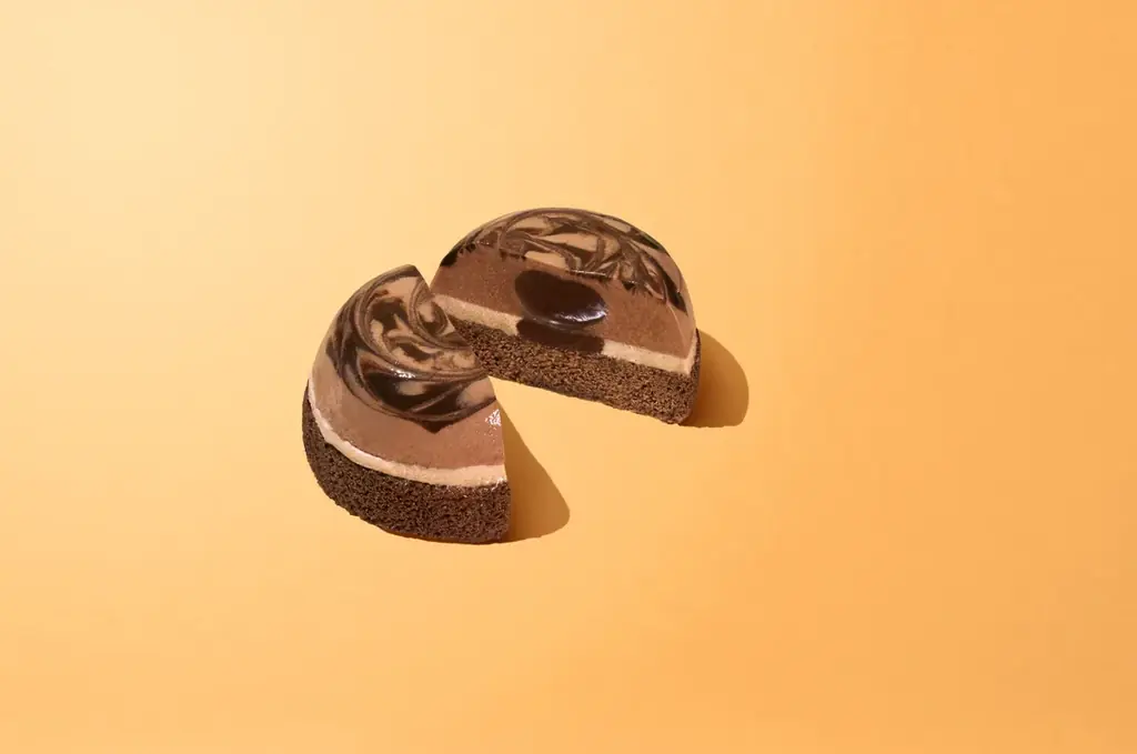 「ファミマがチョコだらけ！」人気チョコスイーツTOP3を発表　SNSで「濃厚で美味しい！」の声続出　全て手作業！？「濃厚ショコラドームケーキ」の製造工程を“チョコ”っと解禁！ 画像 7