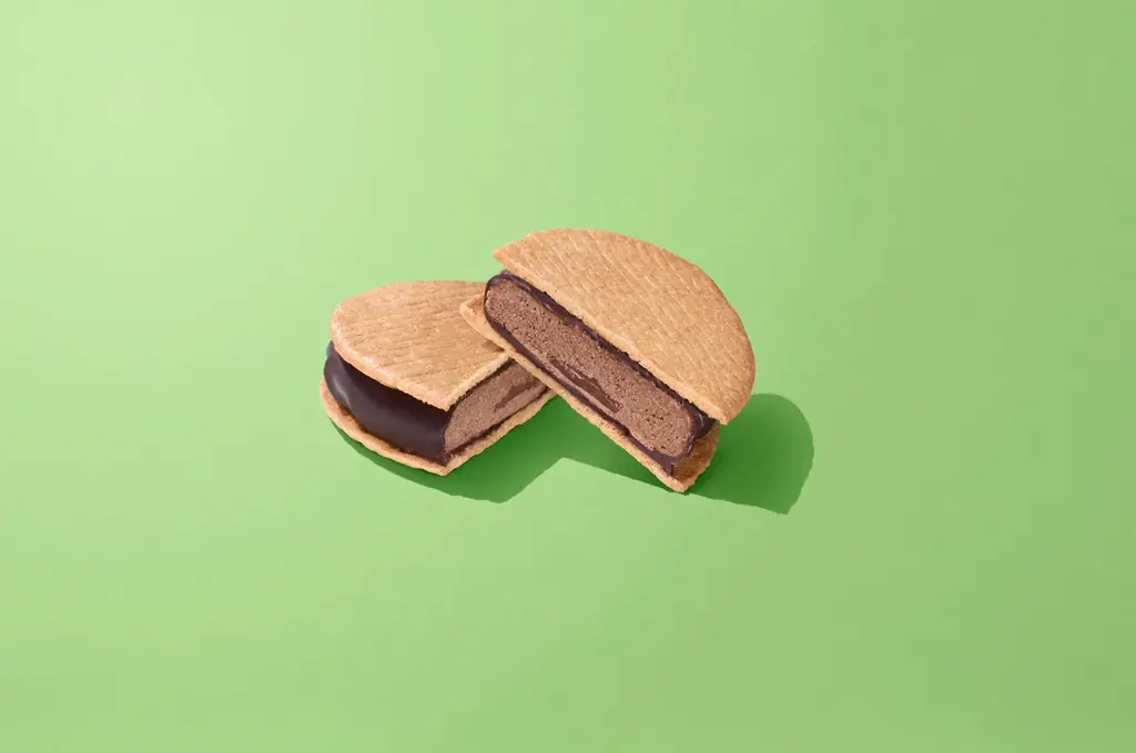 「ファミマがチョコだらけ！」人気チョコスイーツTOP3を発表　SNSで「濃厚で美味しい！」の声続出　全て手作業！？「濃厚ショコラドームケーキ」の製造工程を“チョコ”っと解禁！ 画像 8