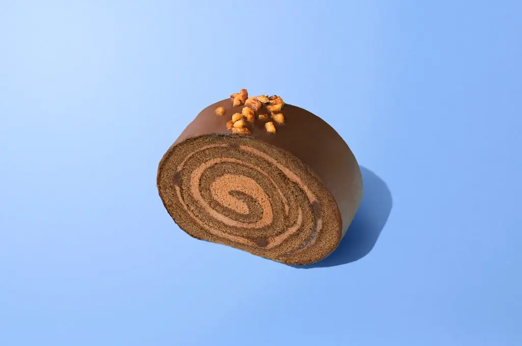 「ファミマがチョコだらけ！」人気チョコスイーツTOP3を発表　SNSで「濃厚で美味しい！」の声続出　全て手作業！？「濃厚ショコラドームケーキ」の製造工程を“チョコ”っと解禁！ 画像 9