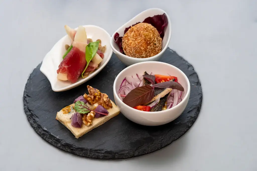 【『LOVOT』×二子玉川エクセルホテル東急】愛らしい『LOVOT』と「癒し×アフタヌーンティー」で特別なひとときを演出 画像 5