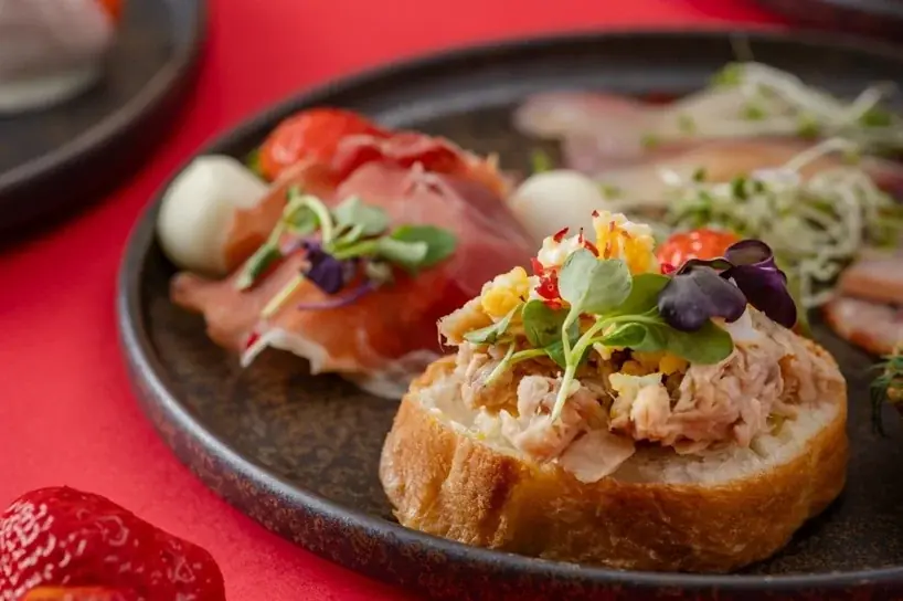 甘酸っぱい果実に本格ショコラのとろける甘さ　冬彩る「いちご×ショコラ」アフタヌーンティー 画像 4