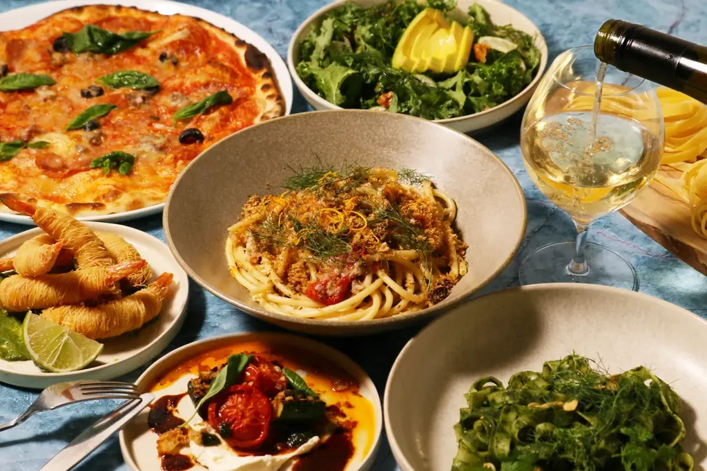 恵比寿の空に、光と緑のガーデンレストランが誕生。自然体でヘルスコンシャスなカリフォルニア・イタリアンとナチュールワインを楽しむ「GARDEN WHITE」11/27（木）アトレ恵比寿グランドオープン 画像 1