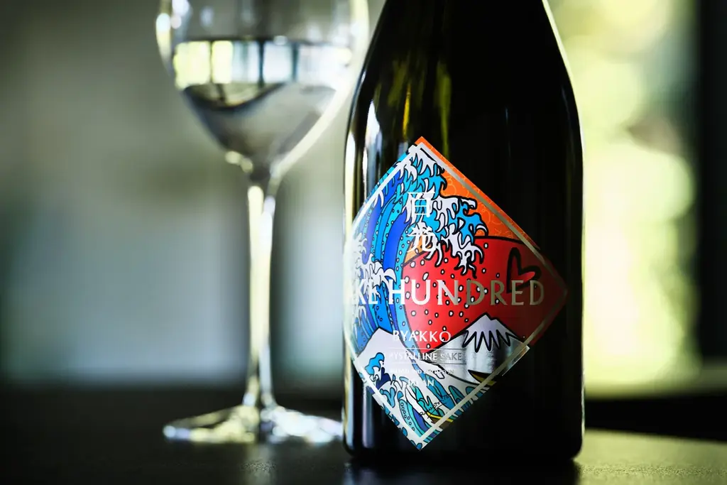 葛飾北斎の「富嶽三十六景 神奈川沖浪裏」からインスパイア。世界的ポップアーティスト ロメロ・ブリット氏とSAKE HUNDREDがコラボレーションし、全世界100本限定で発売 画像 14
