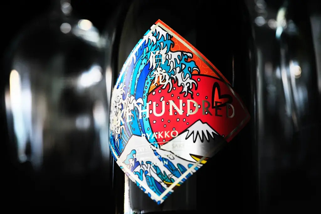 葛飾北斎の「富嶽三十六景 神奈川沖浪裏」からインスパイア。世界的ポップアーティスト ロメロ・ブリット氏とSAKE HUNDREDがコラボレーションし、全世界100本限定で発売 画像 6