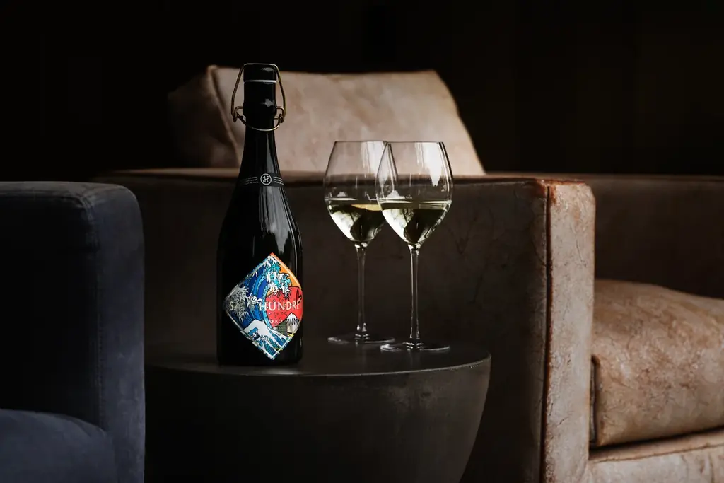 葛飾北斎の「富嶽三十六景 神奈川沖浪裏」からインスパイア。世界的ポップアーティスト ロメロ・ブリット氏とSAKE HUNDREDがコラボレーションし、全世界100本限定で発売 画像 8