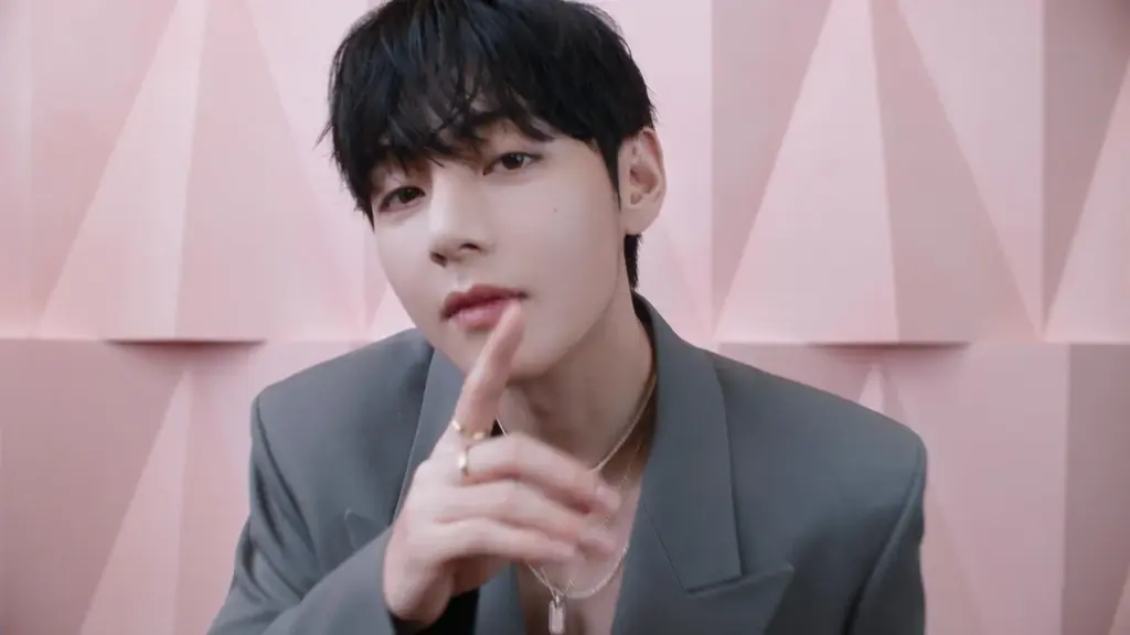 【Yunth】BTS・Vさん、日本初の単独CM出演！新CM「君の肌に」公開 画像 3