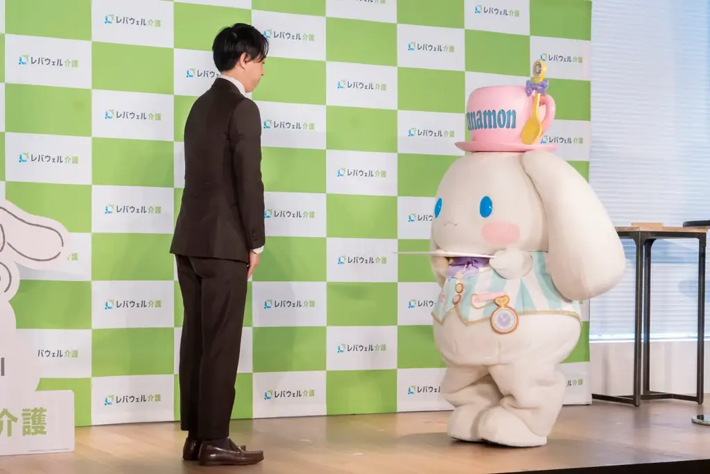 【イベントレポート】藤本美貴さんとシナモロールが登場。11/11「介護の日」に向けて、介護従事者へ癒やしとエールをお届け 画像 3