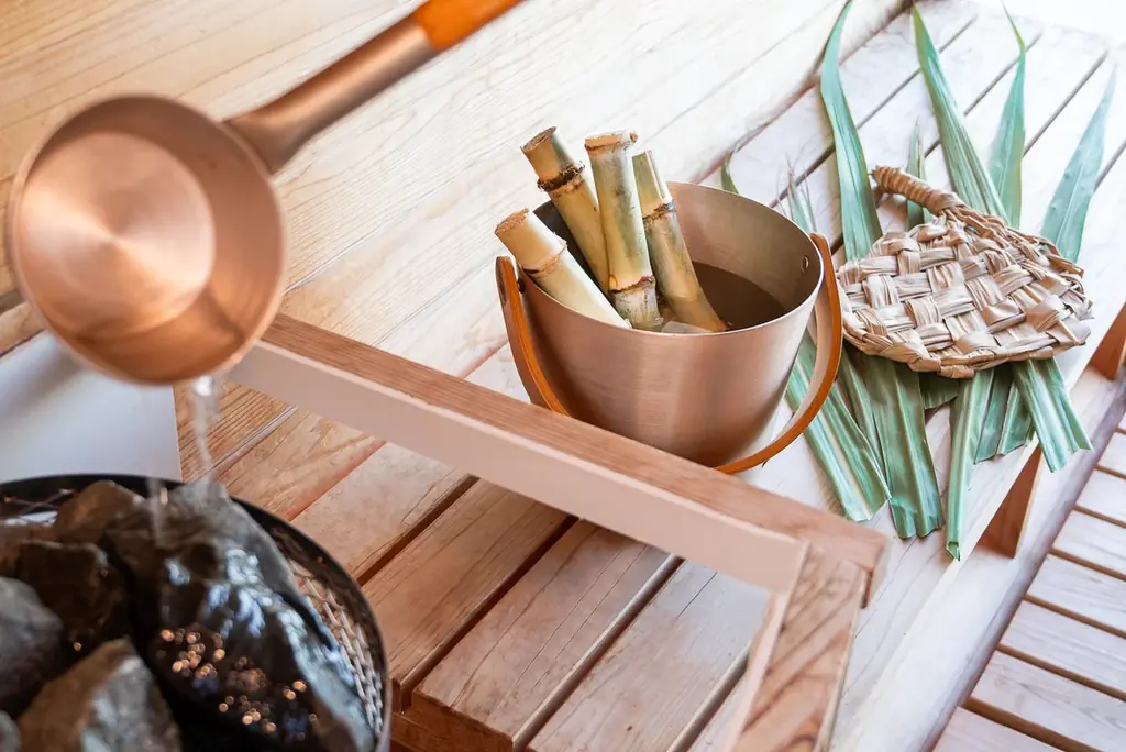 【リゾナーレ小浜島】夕暮れの絶景を望むサウナで、さとうきびが香る熱波に包まれる「さとうきびサウナ」を提供 画像 2