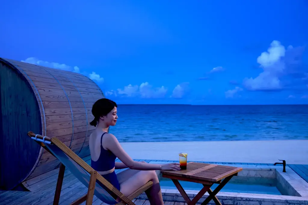 【リゾナーレ小浜島】夕暮れの絶景を望むサウナで、さとうきびが香る熱波に包まれる「さとうきびサウナ」を提供 画像 3