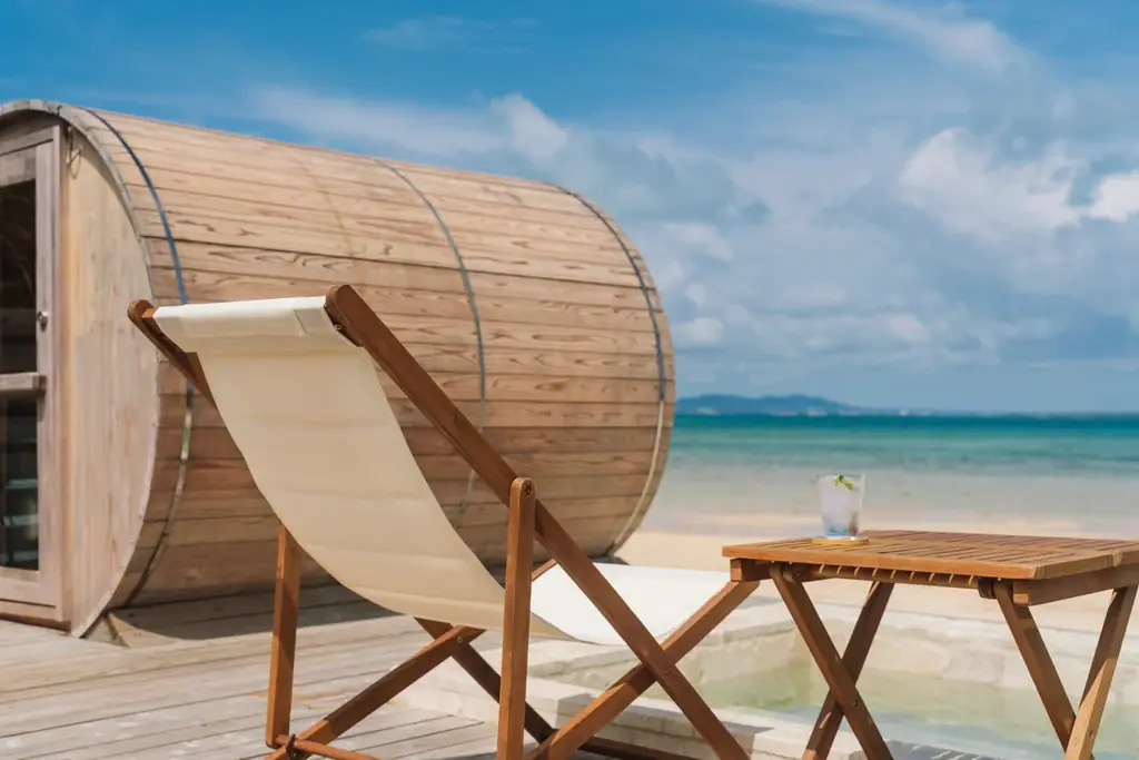 【リゾナーレ小浜島】夕暮れの絶景を望むサウナで、さとうきびが香る熱波に包まれる「さとうきびサウナ」を提供 画像 5