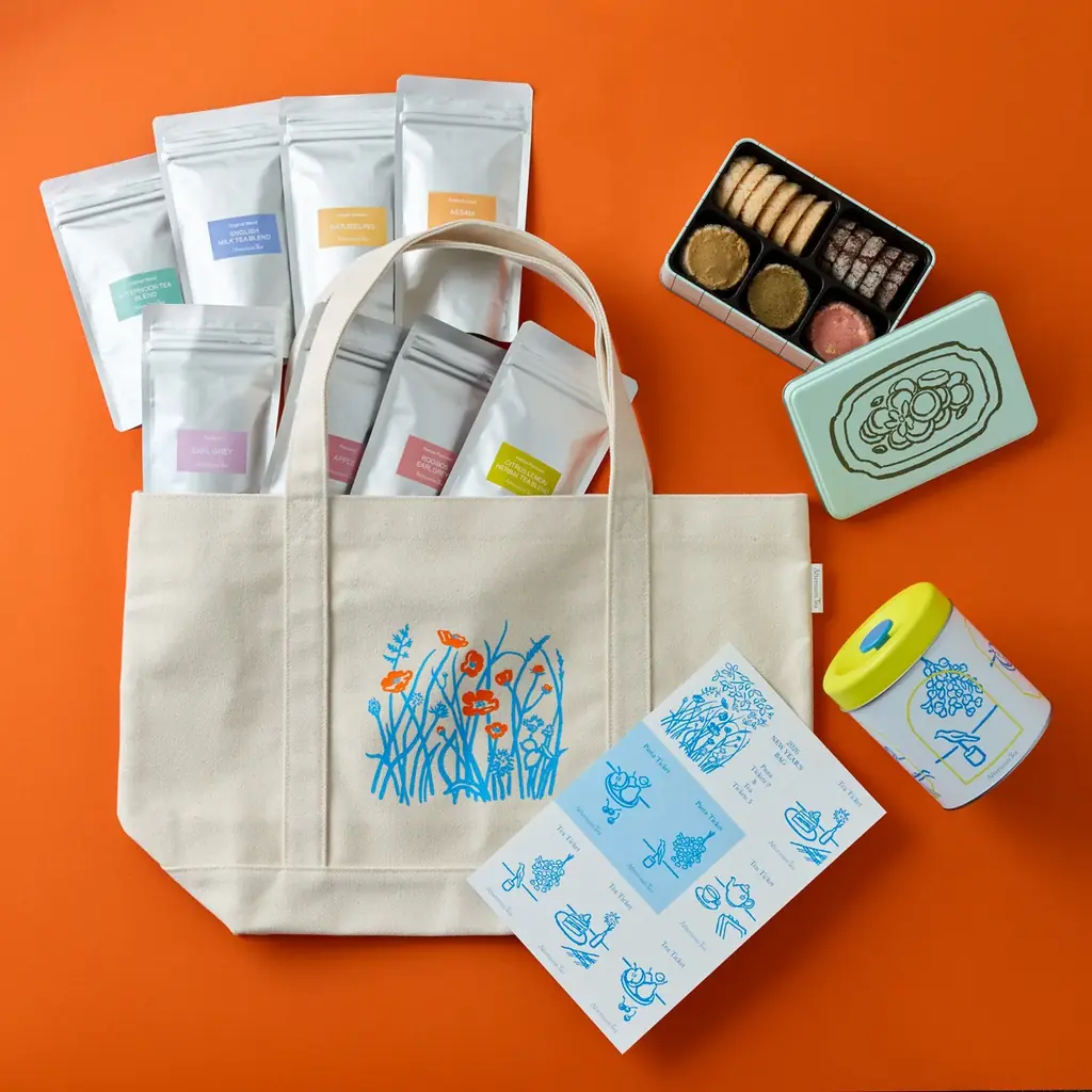 【Afternoon Tea】「ニューイヤーズバッグ2026」限定デザインのキャニスター缶入り「シトロンミルクティー」や人気の紅茶、クッキー缶、ティーチケットなど、お花を描いたオリジナルバッグに詰めて 画像 2