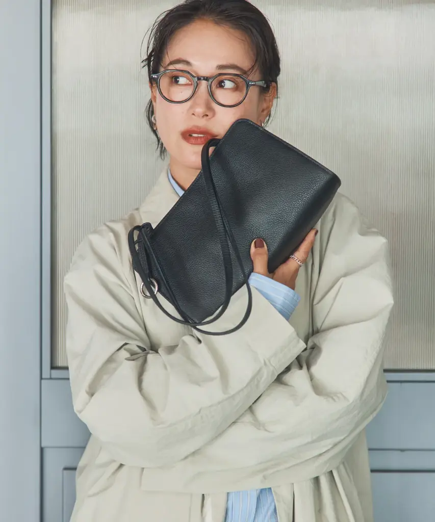 日本の職人技とやさしい暮らしをつなぐ『CRAHUG』大好評の石岡真実さんコラボ第2弾 どんなコーデにも馴染む「ミニマムバッグ」11月6日（木）発売 画像 2