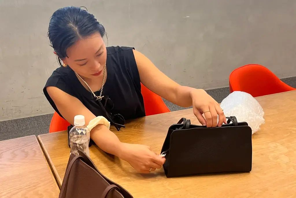 日本の職人技とやさしい暮らしをつなぐ『CRAHUG』大好評の石岡真実さんコラボ第2弾 どんなコーデにも馴染む「ミニマムバッグ」11月6日（木）発売 画像 4