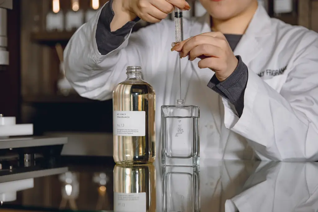 【2025年11月1日開始】MY ONLY FRAGRANCEがVTuber「花宮莉歌」＆京都「不思議な宿」とコラボ“香りで体験する秋の京都”をテーマとした限定フレグランスを制作 画像 3