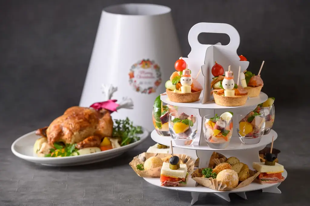 【鳥羽国際ホテル】サンタクロースやトナカイ、ツリーなど勢ぞろい！　～自分へのご褒美“クリスマスアフタヌーンティー”～ 画像 4