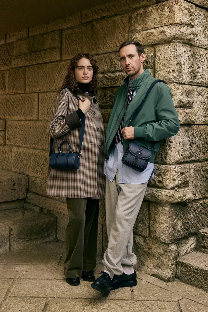 「ハンティングワールド」創設 60 周年を飾るコラボレート 「ブルックス ブラザーズ」との協業で生まれたアメリカントラッドバッグ 画像 1