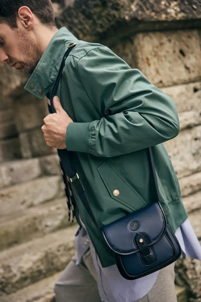 「ハンティングワールド」創設 60 周年を飾るコラボレート 「ブルックス ブラザーズ」との協業で生まれたアメリカントラッドバッグ 画像 2