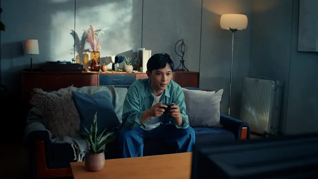 吉沢亮さん、池田エライザさんが通信対戦に没頭するリアルな日常を描く『Pokémon LEGENDS Z-A』TVCM「ぜってー集まろ！篇｜『Pokémon LEGENDS Z-A』」11月8日公開 画像 7