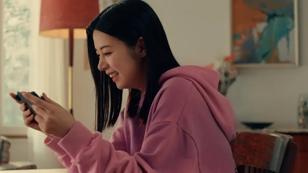 吉沢亮さん、池田エライザさんが通信対戦に没頭するリアルな日常を描く『Pokémon LEGENDS Z-A』TVCM「ぜってー集まろ！篇｜『Pokémon LEGENDS Z-A』」11月8日公開 画像 8