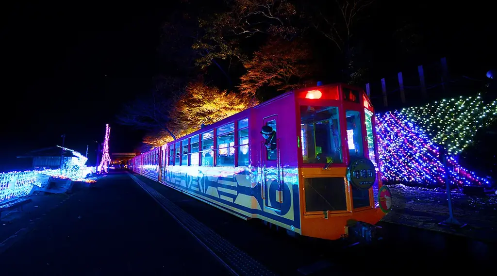 【京都・亀岡】冬を彩る特別運行！12月2日（火）イルミネーション列車「嵯峨野トロッコ ～冬の夜を彩るスイーツ列車～」が登場。 画像 2