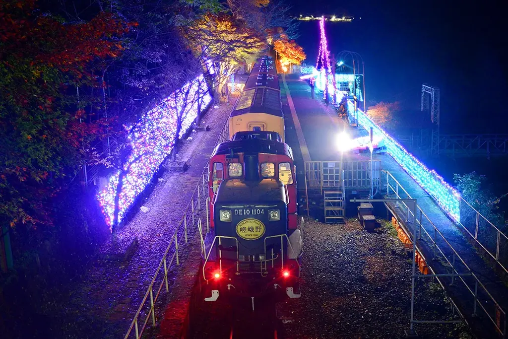【京都・亀岡】冬を彩る特別運行！12月2日（火）イルミネーション列車「嵯峨野トロッコ ～冬の夜を彩るスイーツ列車～」が登場。 画像 10