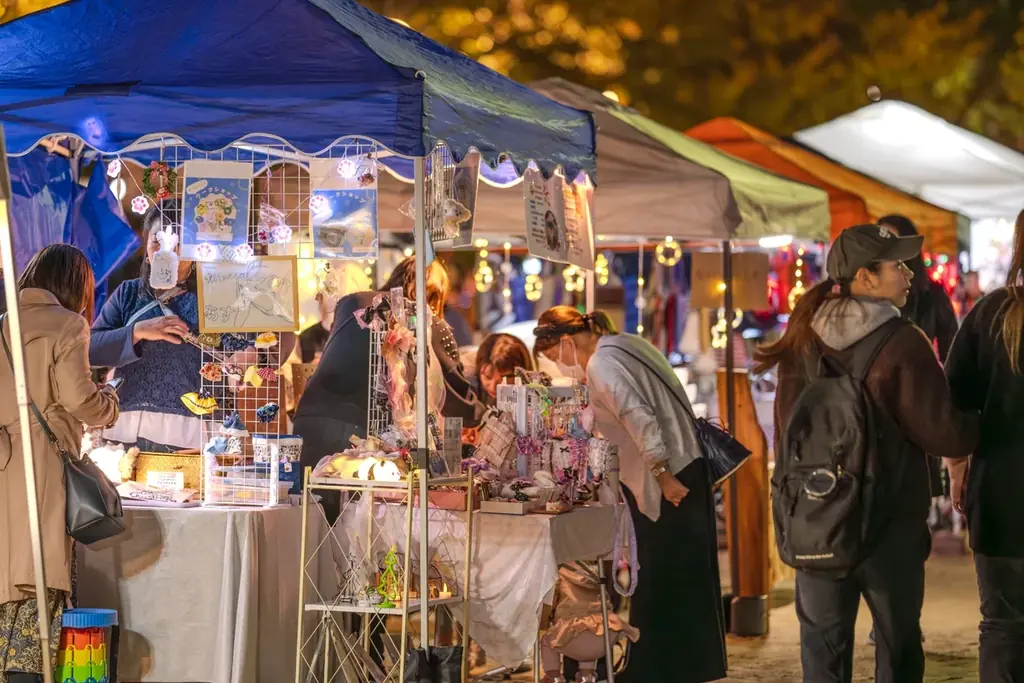 【京都・亀岡】冬を彩る特別運行！12月2日（火）イルミネーション列車「嵯峨野トロッコ ～冬の夜を彩るスイーツ列車～」が登場。 画像 7