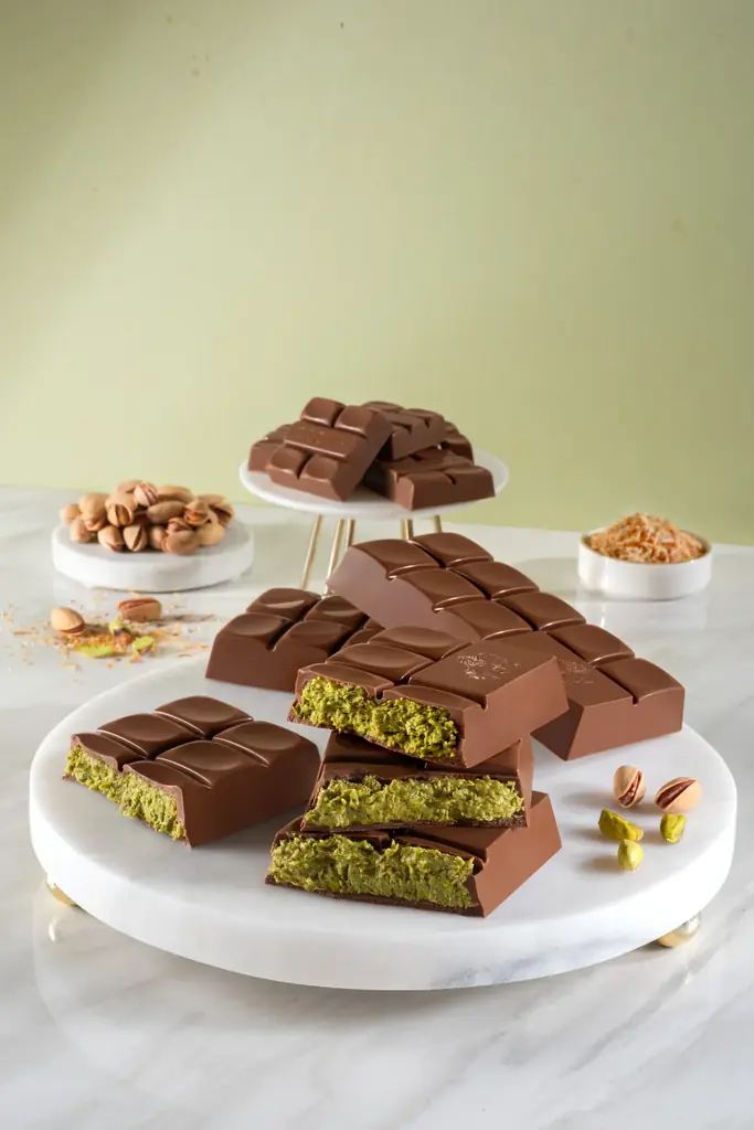 ドバイチョコレートにインスパイアされた、タブレットチョコレート登場！！　ゴディバ「ミルクチョコレートタブレット ピスタチオ＆クリスピーカダイフ」 画像 1