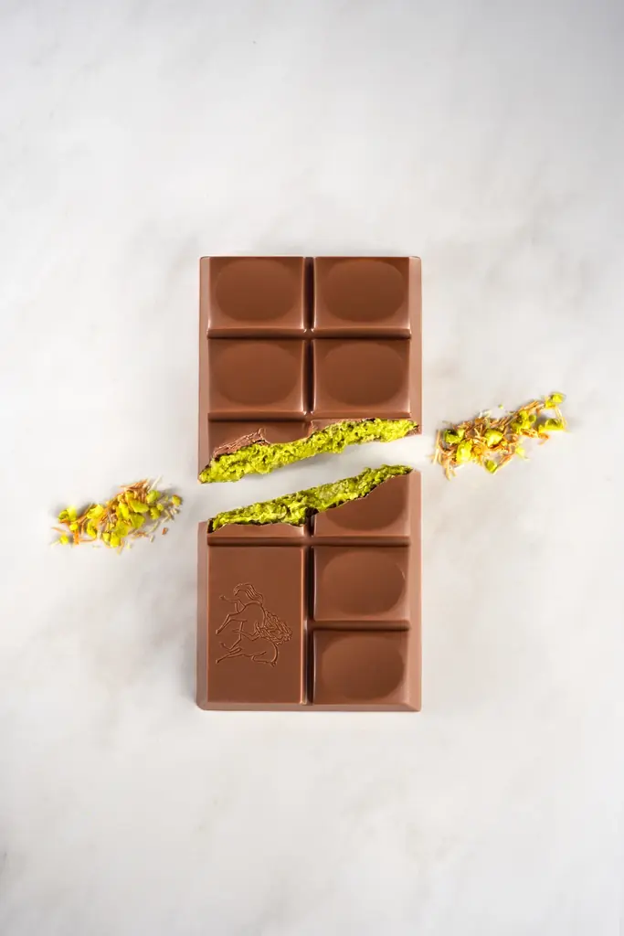 ドバイチョコレートにインスパイアされた、タブレットチョコレート登場！！　ゴディバ「ミルクチョコレートタブレット ピスタチオ＆クリスピーカダイフ」 画像 2