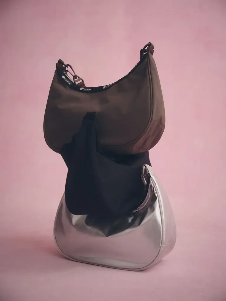 LeSportsacとADAM ET ROPE’コラボレーションが2025AWも登場！ホリデーシーズンの旅行やギフトにも最適なバッグやポーチを展開。 画像 3