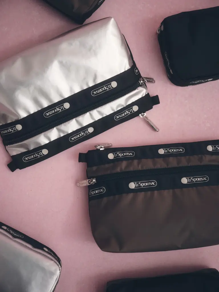 LeSportsacとADAM ET ROPE’コラボレーションが2025AWも登場！ホリデーシーズンの旅行やギフトにも最適なバッグやポーチを展開。 画像 4