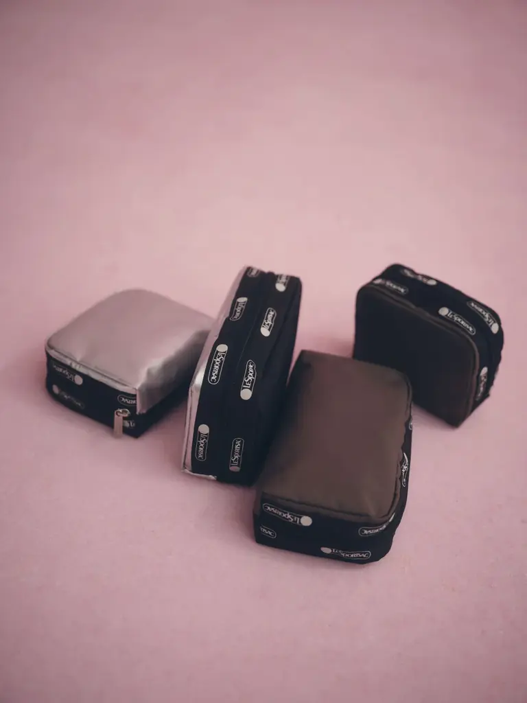 LeSportsacとADAM ET ROPE’コラボレーションが2025AWも登場！ホリデーシーズンの旅行やギフトにも最適なバッグやポーチを展開。 画像 5