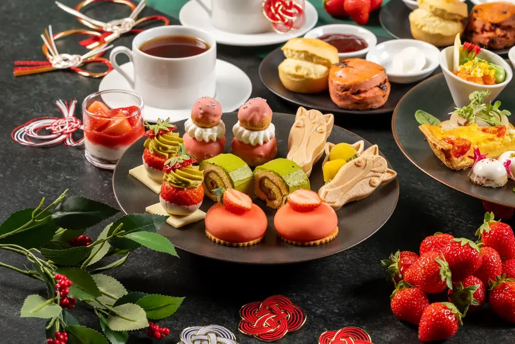 2026年の干支“午（うま）”をモチーフにした“もなか”で新年をお祝い！「ストロベリー&宇治抹茶 ニューイヤー アフタヌーンティー」 画像 2