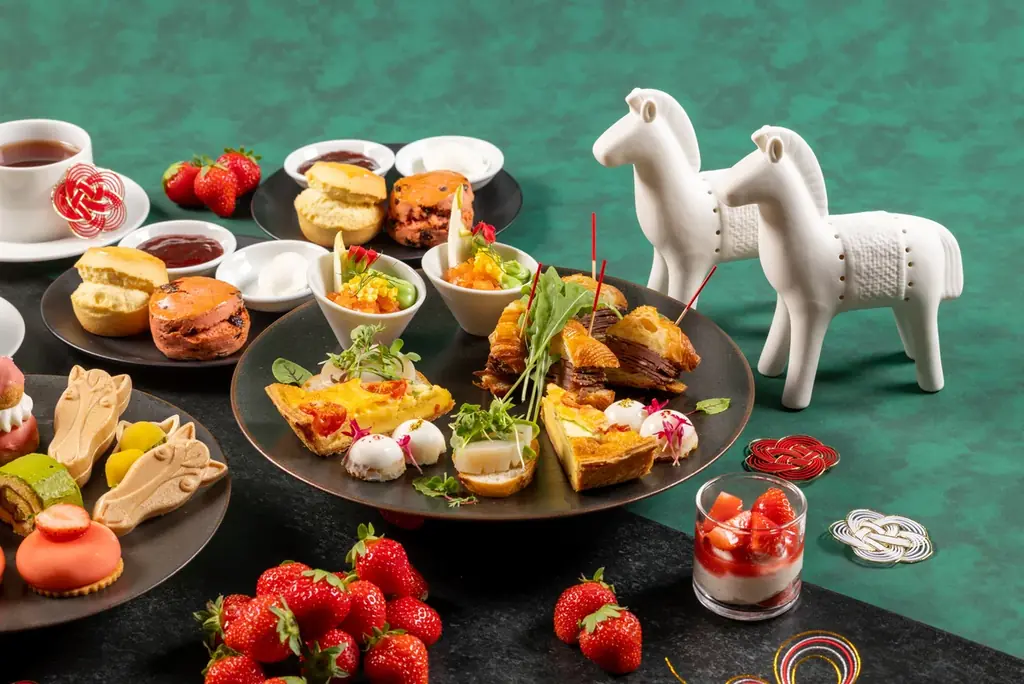 2026年の干支“午（うま）”をモチーフにした“もなか”で新年をお祝い！「ストロベリー&宇治抹茶 ニューイヤー アフタヌーンティー」 画像 3