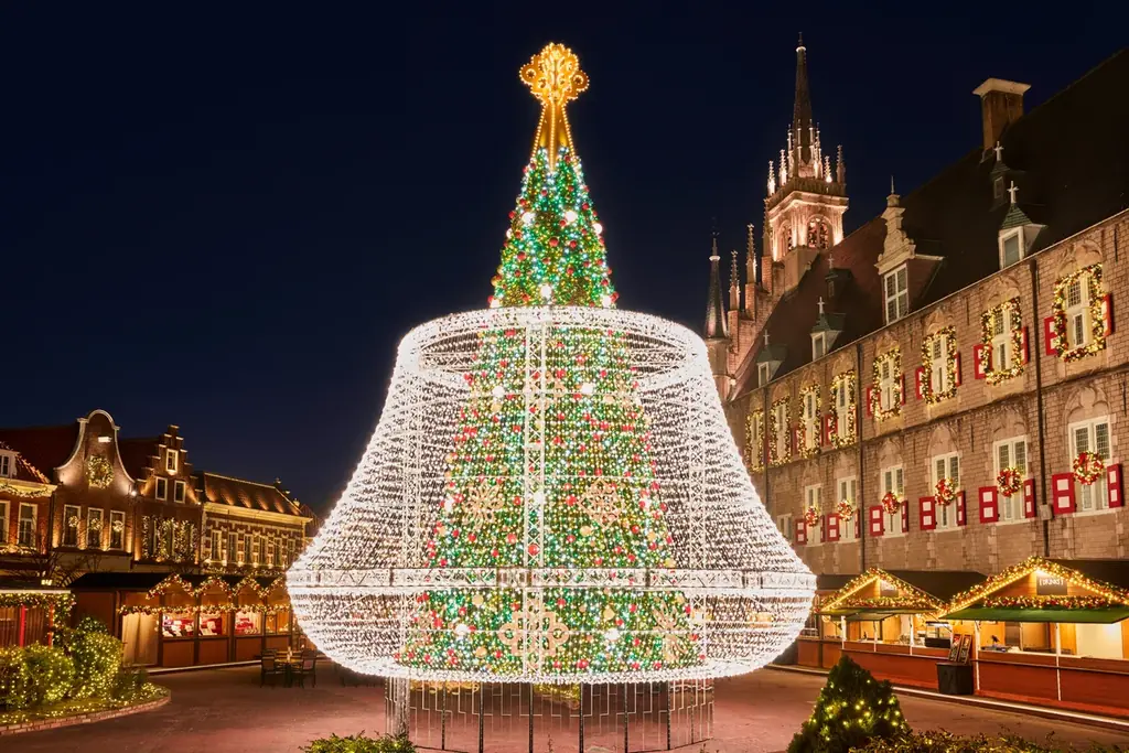 日本初(※1)『グランド・シャンデリアツリー』が初点灯！　憧れの『European Holy Christmas』が11月7日(金)より開幕　大切な人と、圧巻の輝きに包まれる特別なひと時を。 画像 4