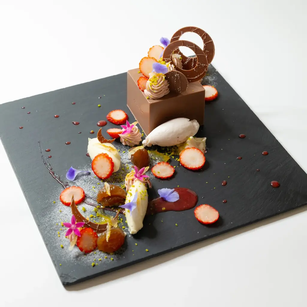 京都で味わう、晩秋から冬への贈りもの。「ベルアメール京都別邸」のショコラバーに、柚子や苺、栗を使った季節限定デセールや、クリスマスを彩るアフタヌーンティー、パフェが登場。 画像 2