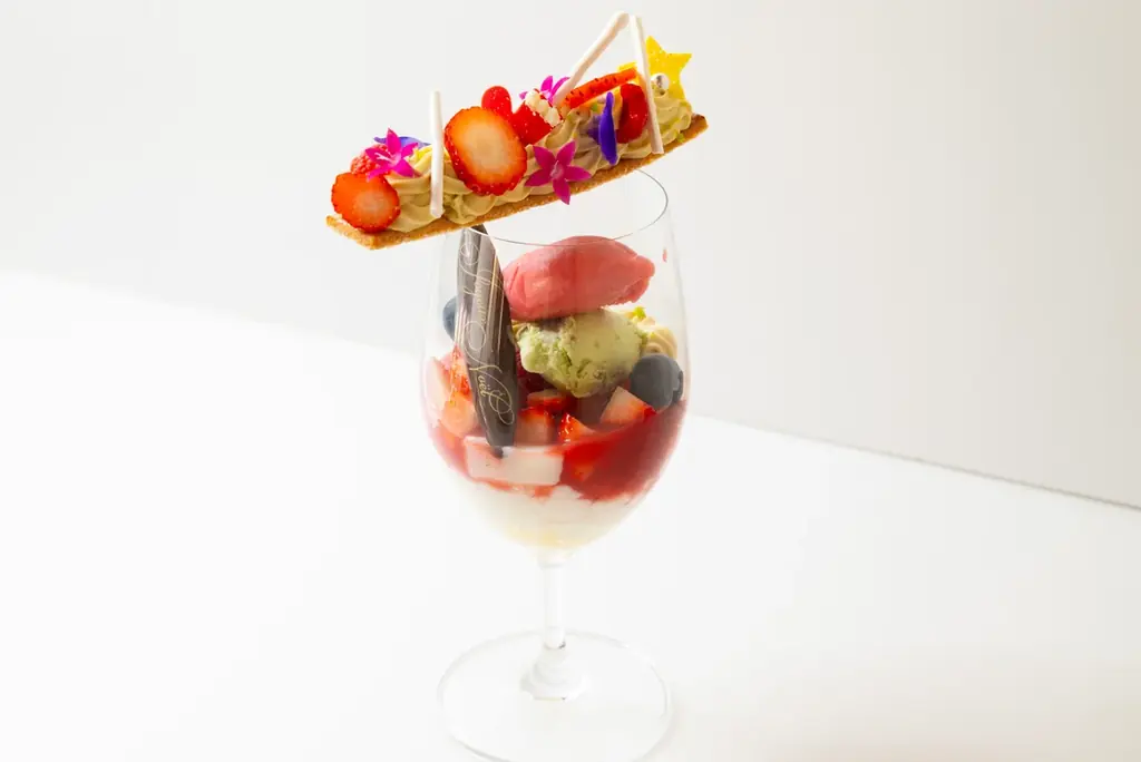 京都で味わう、晩秋から冬への贈りもの。「ベルアメール京都別邸」のショコラバーに、柚子や苺、栗を使った季節限定デセールや、クリスマスを彩るアフタヌーンティー、パフェが登場。 画像 3