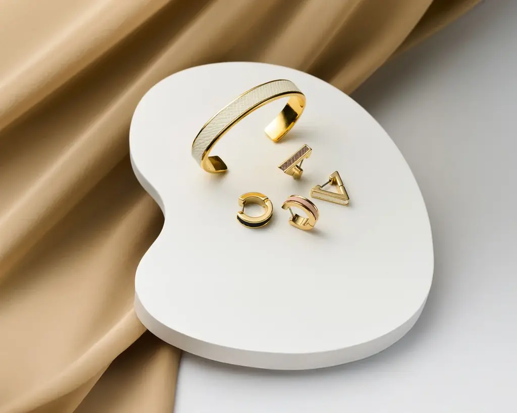 ボナベンチュラ新作「Linea」革とメタルの線美