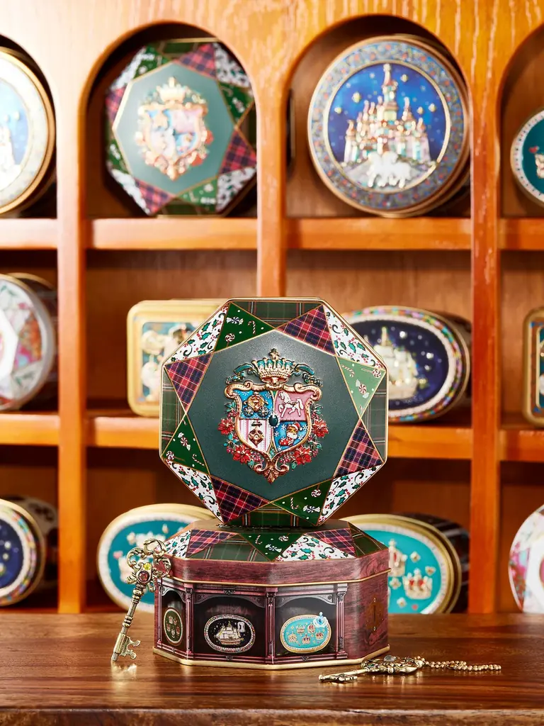 クリスマスエンブレム缶発売