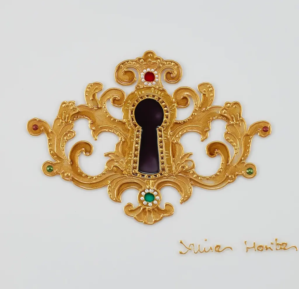 覗くとガラス絵が見える『不思議な鍵のチャーム』付き、ミニチュアのお菓子缶を飾った”アンティーク風の棚”と”エンブレム”をデザインした『クリスマスエンブレム缶』新発売。 画像 3