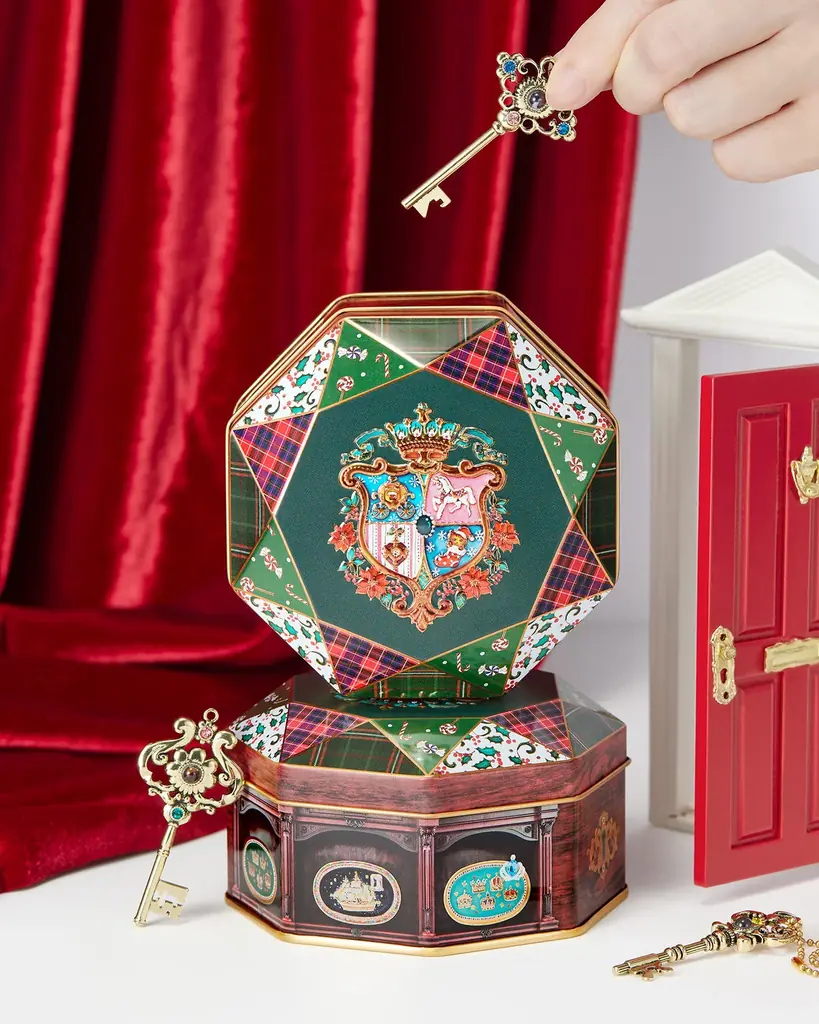 覗くとガラス絵が見える『不思議な鍵のチャーム』付き、ミニチュアのお菓子缶を飾った”アンティーク風の棚”と”エンブレム”をデザインした『クリスマスエンブレム缶』新発売。 画像 4