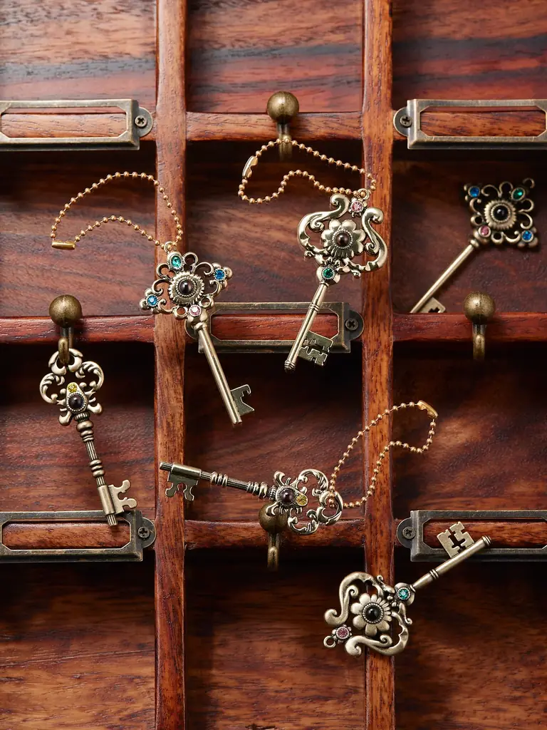 覗くとガラス絵が見える『不思議な鍵のチャーム』付き、ミニチュアのお菓子缶を飾った”アンティーク風の棚”と”エンブレム”をデザインした『クリスマスエンブレム缶』新発売。 画像 5