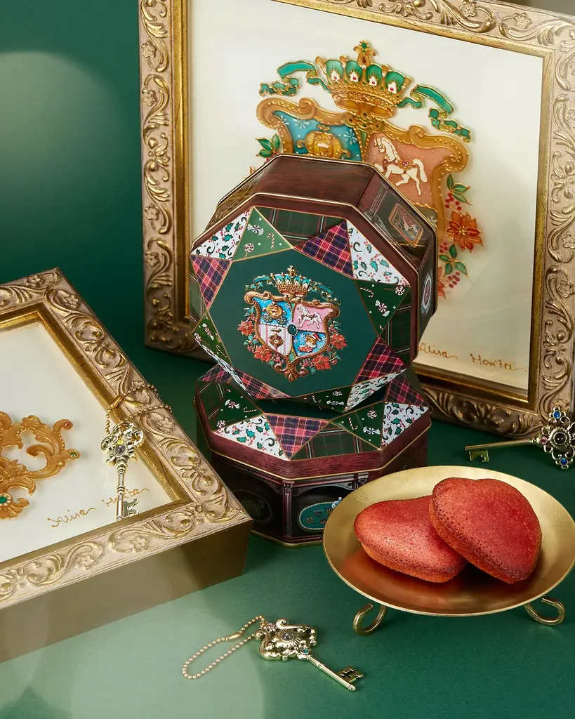 覗くとガラス絵が見える『不思議な鍵のチャーム』付き、ミニチュアのお菓子缶を飾った”アンティーク風の棚”と”エンブレム”をデザインした『クリスマスエンブレム缶』新発売。 画像 9