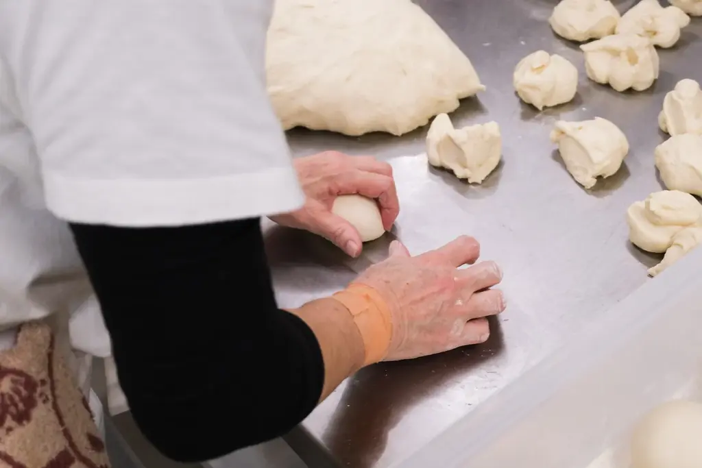 第三者事業承継で復活した「ミカエル堂」、店舗オープン1周年。ジャリパン専門店として、初年度の累計販売は15万本を突破。 画像 2