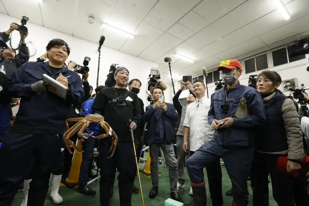 【3年ぶりに解禁初日の全地区出漁】11月6日にズワイガニ漁解禁、初セリと最高額を決める「蟹-1グランプリ」開催。石川県産の雄ズワイガニ（加能ガニ）の最高級ブランド「輝」は歴代2位の450万円で落札。 画像 2