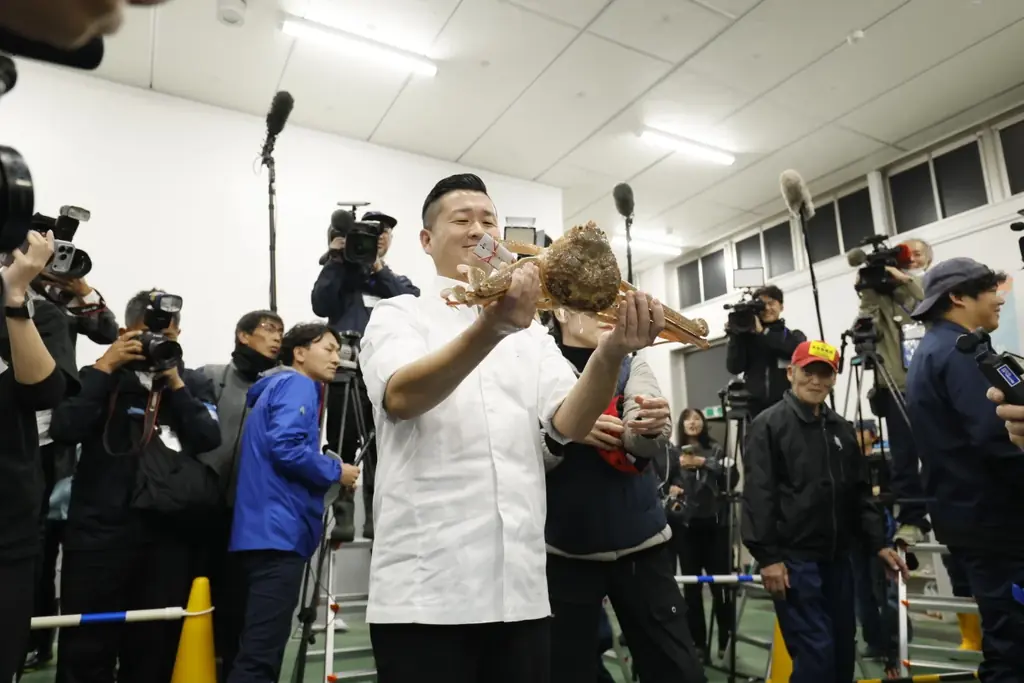 【3年ぶりに解禁初日の全地区出漁】11月6日にズワイガニ漁解禁、初セリと最高額を決める「蟹-1グランプリ」開催。石川県産の雄ズワイガニ（加能ガニ）の最高級ブランド「輝」は歴代2位の450万円で落札。 画像 6