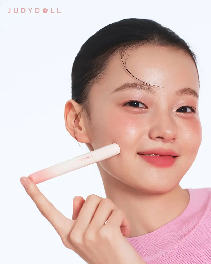 【新発売】ぽんぽんっと簡単にふんわり“全顔統一メイク”JUDYDOLLの「ぽんぽんチークリップ」に新色４色が仲間入り！ 画像 3