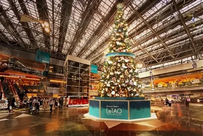 新千歳空港にルタオの高さ9mクリスマスツリー登場